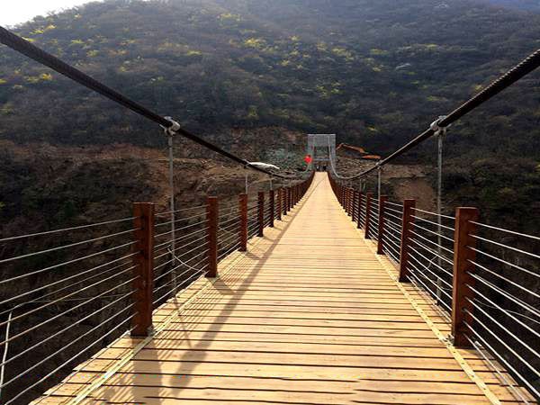 郑州市黄河滩风景区悬索桥